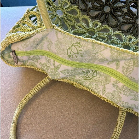 Sun and Sand Ombre Green Rattan Crochet Daisy Beachy Tote - Picture 3 of 8